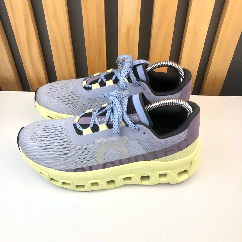 On cloud running shoes size 8.5